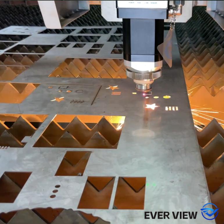 Lasersnijmachines maken hardwareverwerking mogelijk; EVER VIEW realiseert batchgewijs precisiesnijden van kleine hardwareproducten.
